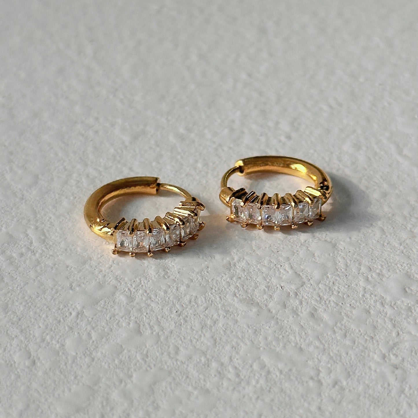Minimal zircon earrings