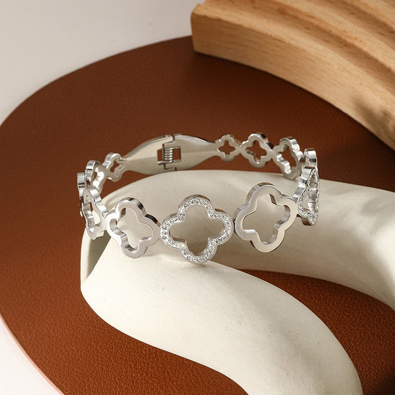 Hollow four-leaf clover bracelet with diamond spring buckle bracelet